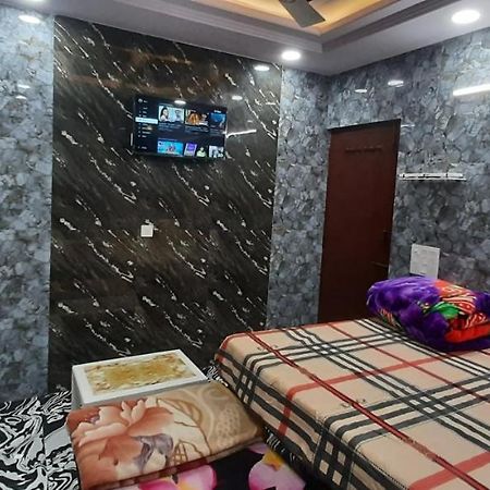 Aggarwal Luxury Room With Private Kitchen Washroom And Balcony Along With Fridge, Ac, Android Tv, Wifi In Main Lajpat Nagar ニューデリー エクステリア 写真