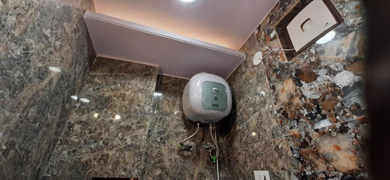Aggarwal Luxury Room With Private Kitchen Washroom And Balcony Along With Fridge, Ac, Android Tv, Wifi In Main Lajpat Nagar ニューデリー エクステリア 写真