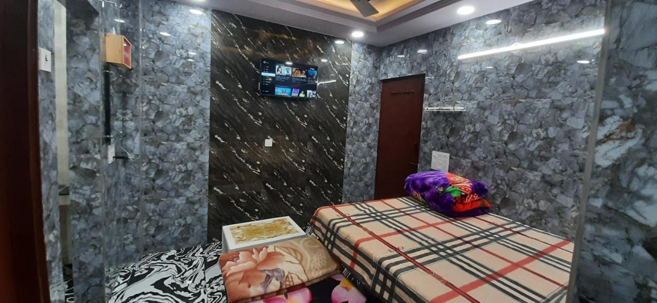 Aggarwal Luxury Room With Private Kitchen Washroom And Balcony Along With Fridge, Ac, Android Tv, Wifi In Main Lajpat Nagar ニューデリー エクステリア 写真
