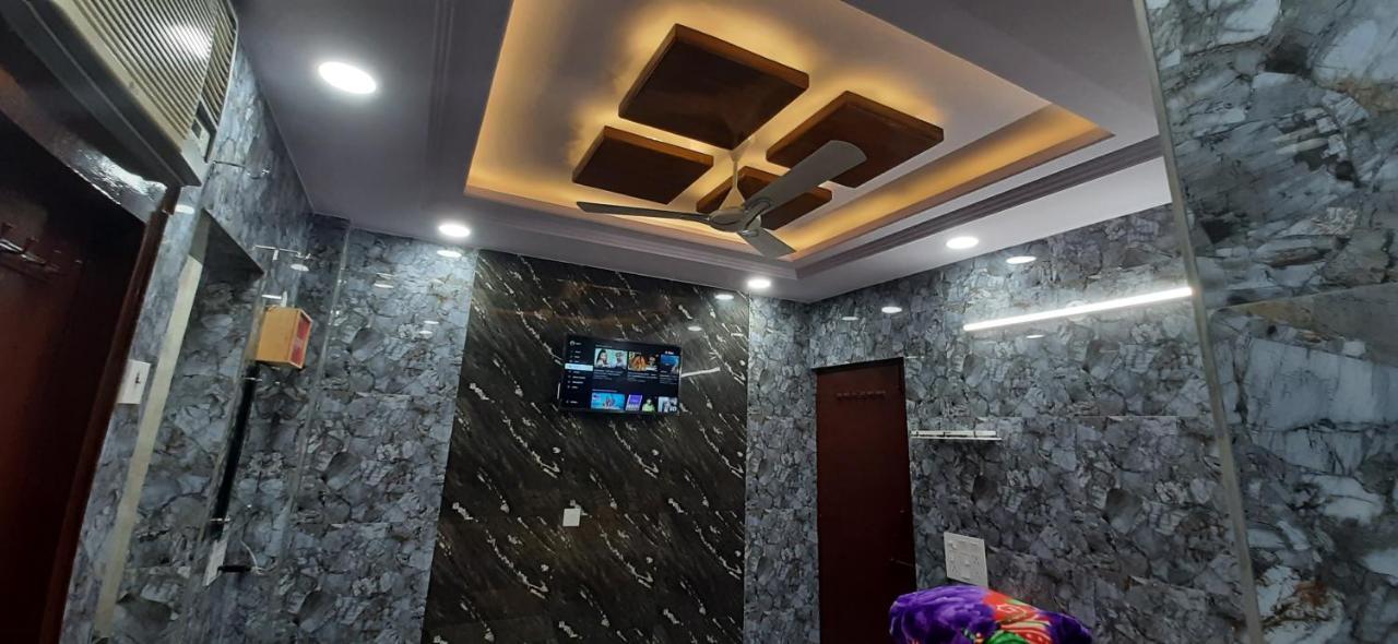 Aggarwal Luxury Room With Private Kitchen Washroom And Balcony Along With Fridge, Ac, Android Tv, Wifi In Main Lajpat Nagar ニューデリー エクステリア 写真